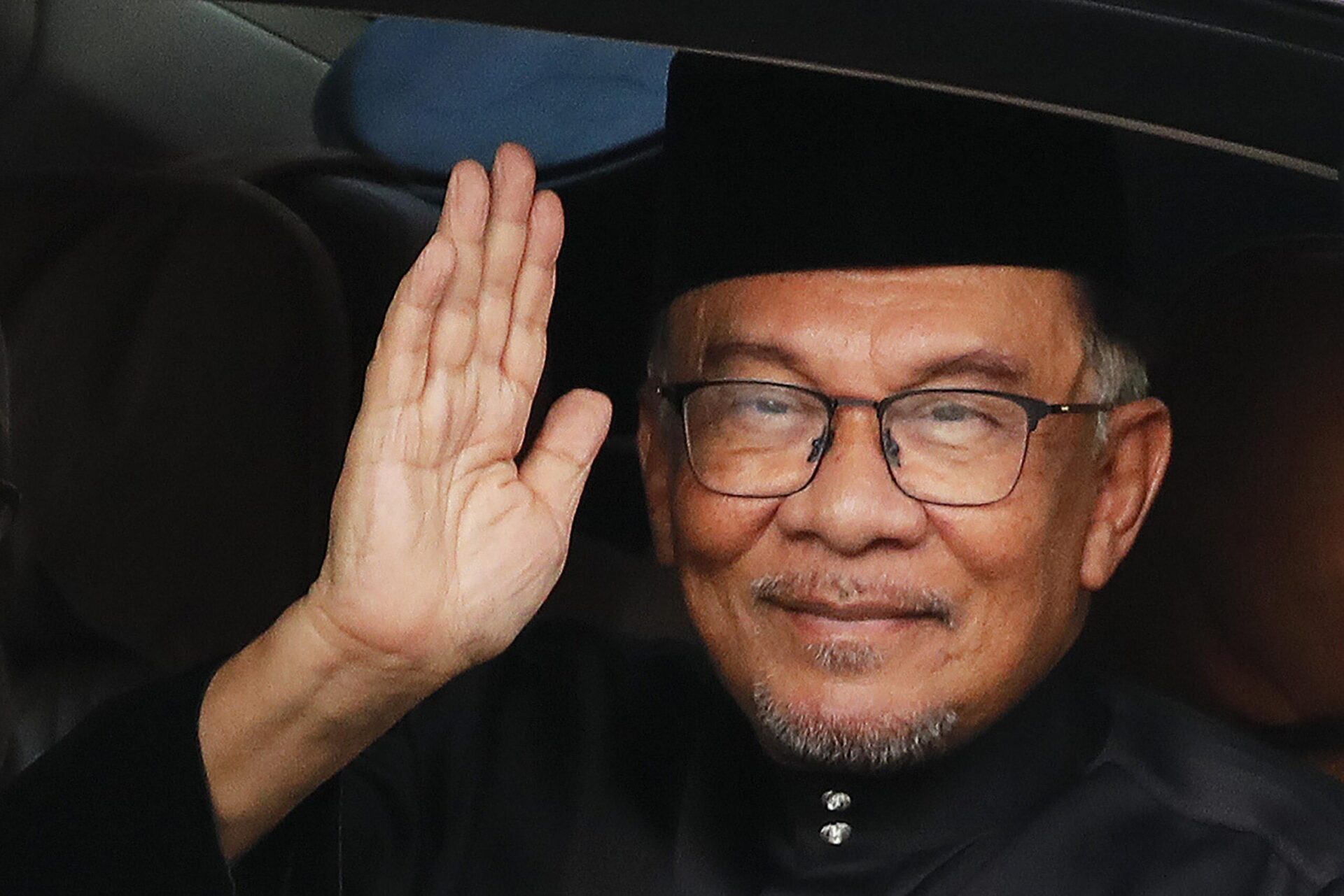 Nuevo primer ministro de Malasia, Anwar, promete sanar nación y economía divididas