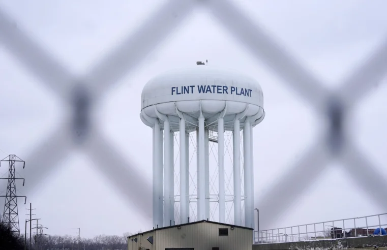 Se desestiman los cargos por la crisis del agua de Flint contra el exgobernador.  Snyder