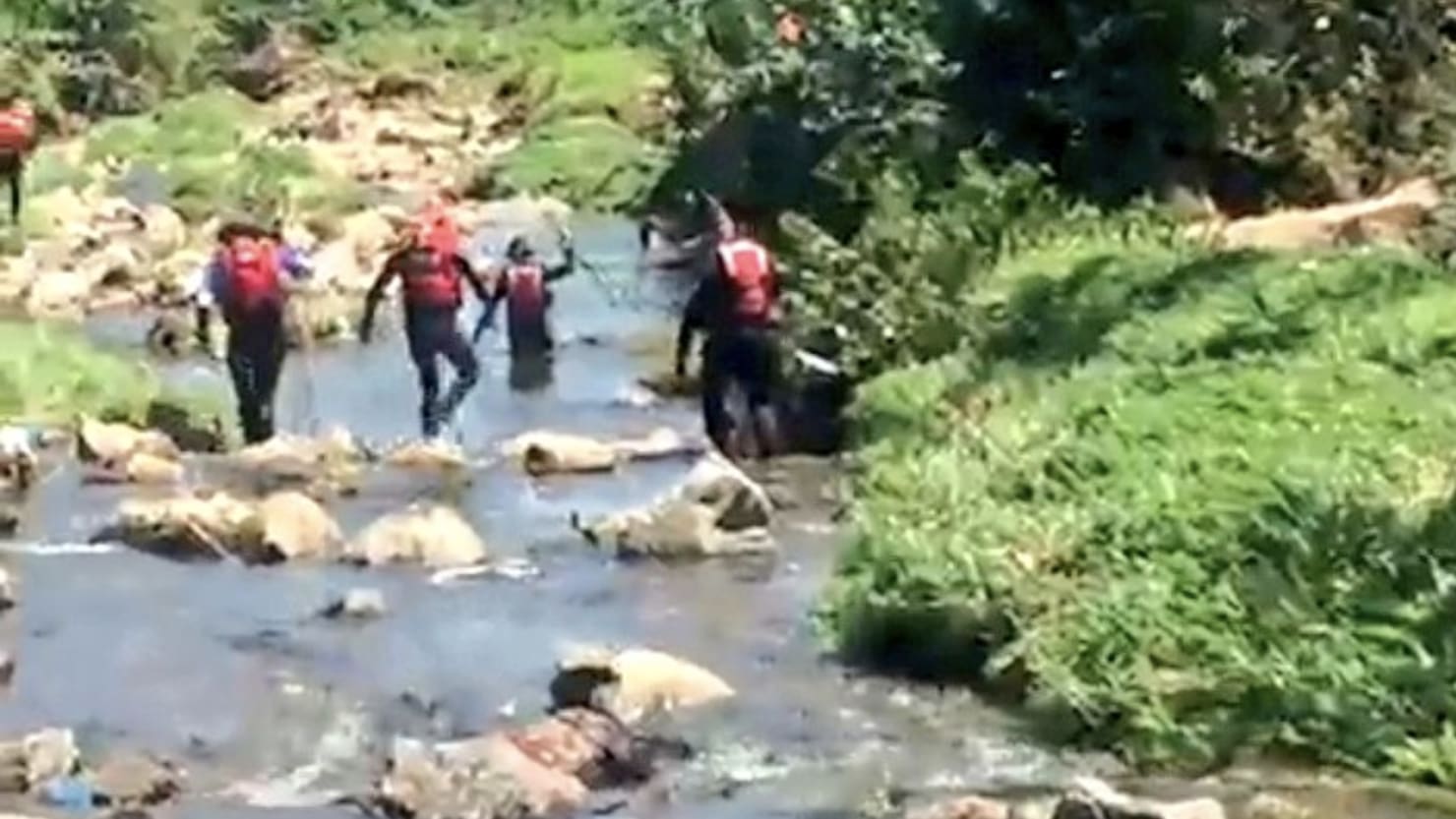 Una ceremonia de bautismo en el río acaba en tragedia tras una inundación repentina que mata a 14 personas