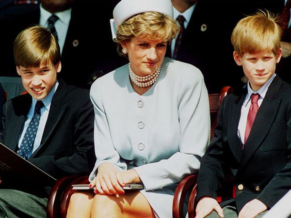 La princesa Diana, princesa de Gales con sus hijos, el príncipe William y el príncipe Harry