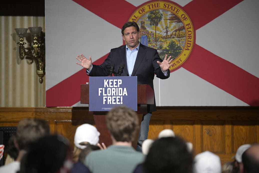 El gobernador de Florida, Ron DeSantis, se dirige a sus partidarios durante un mitin para él y el senador Marco Rubio, el 7 de noviembre de 2022 en Orlando, Florida.