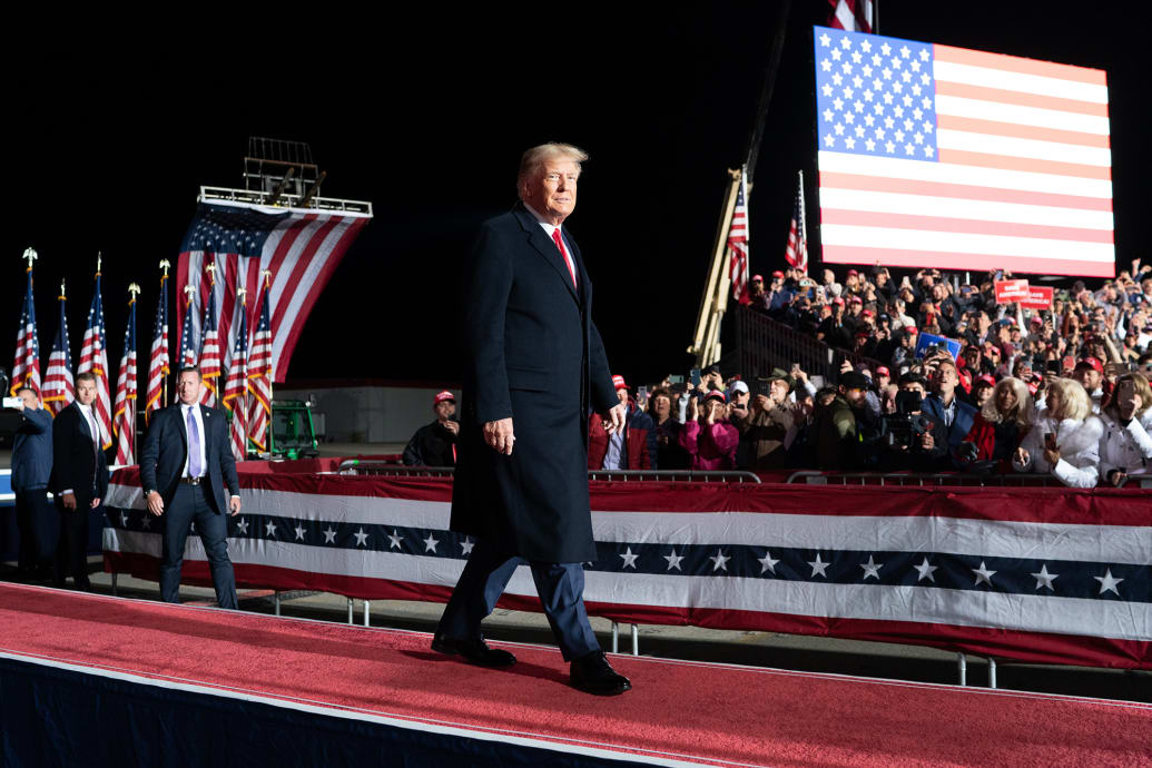 Donald Trump habla a la multitud en el mitin. Su Rally Save America se llevó a cabo en Vandalia, Ohio, el lunes 7 de noviembre de 2022. 