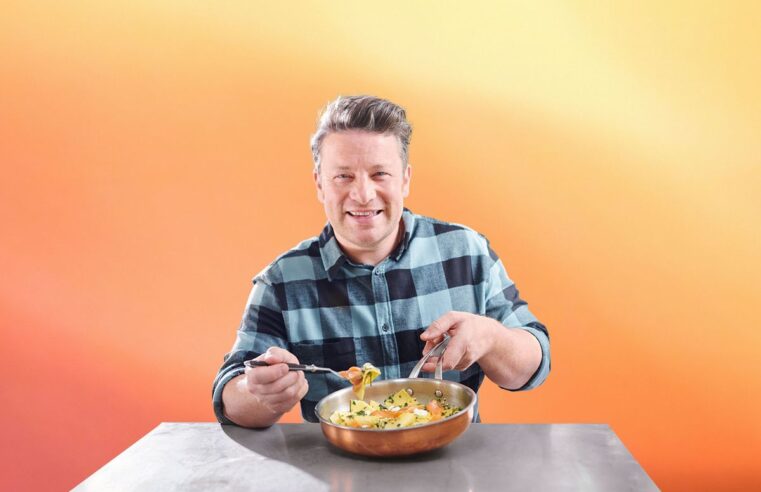 Cocinar con Jamie Oliver es barato, fácil y solo requiere una sartén