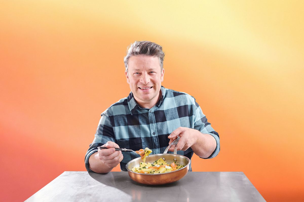 Cocinar con Jamie Oliver es barato, fácil y solo requiere una sartén