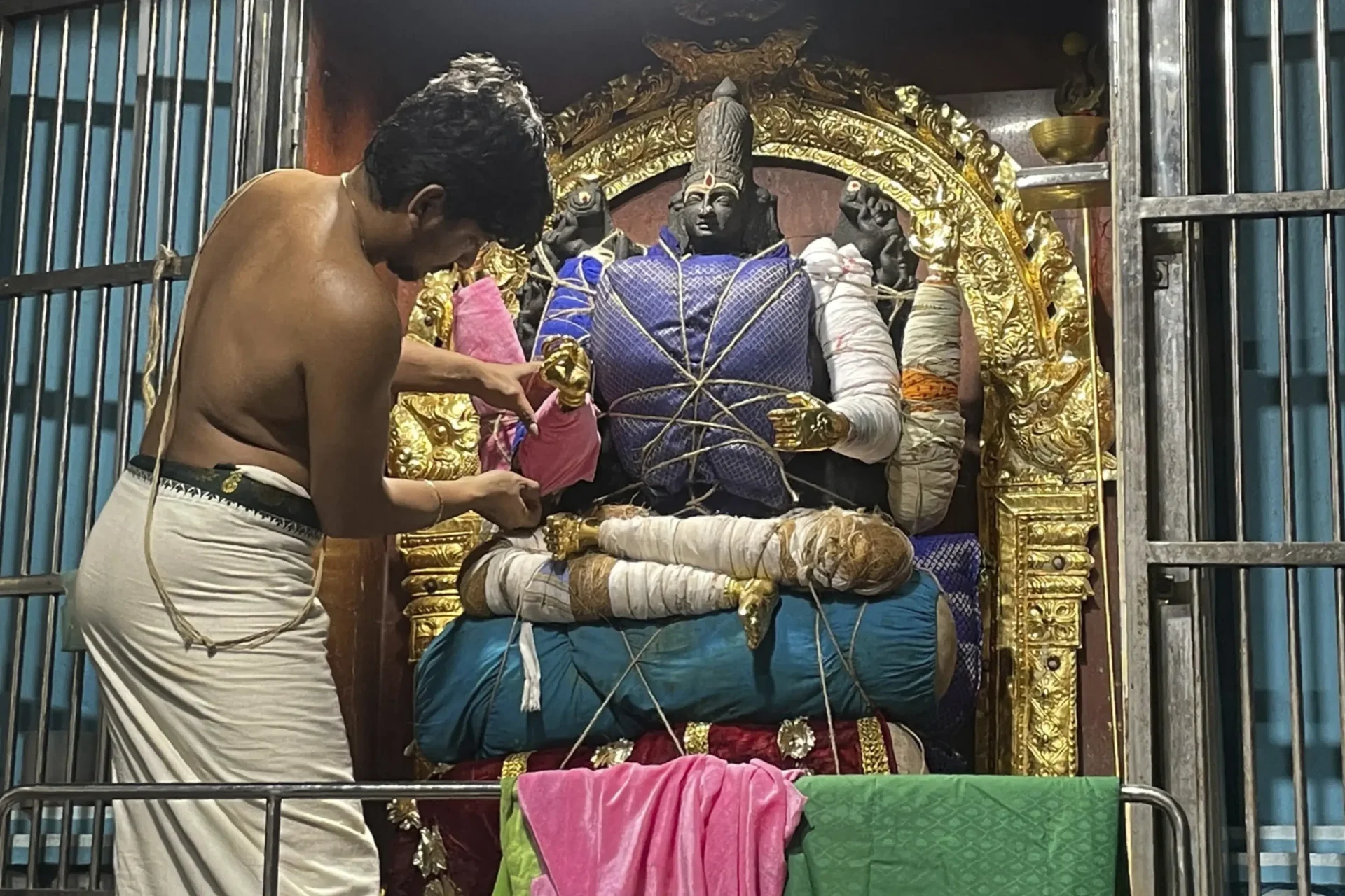 En la India, una deidad decorando una vocación de un artista del templo hindú