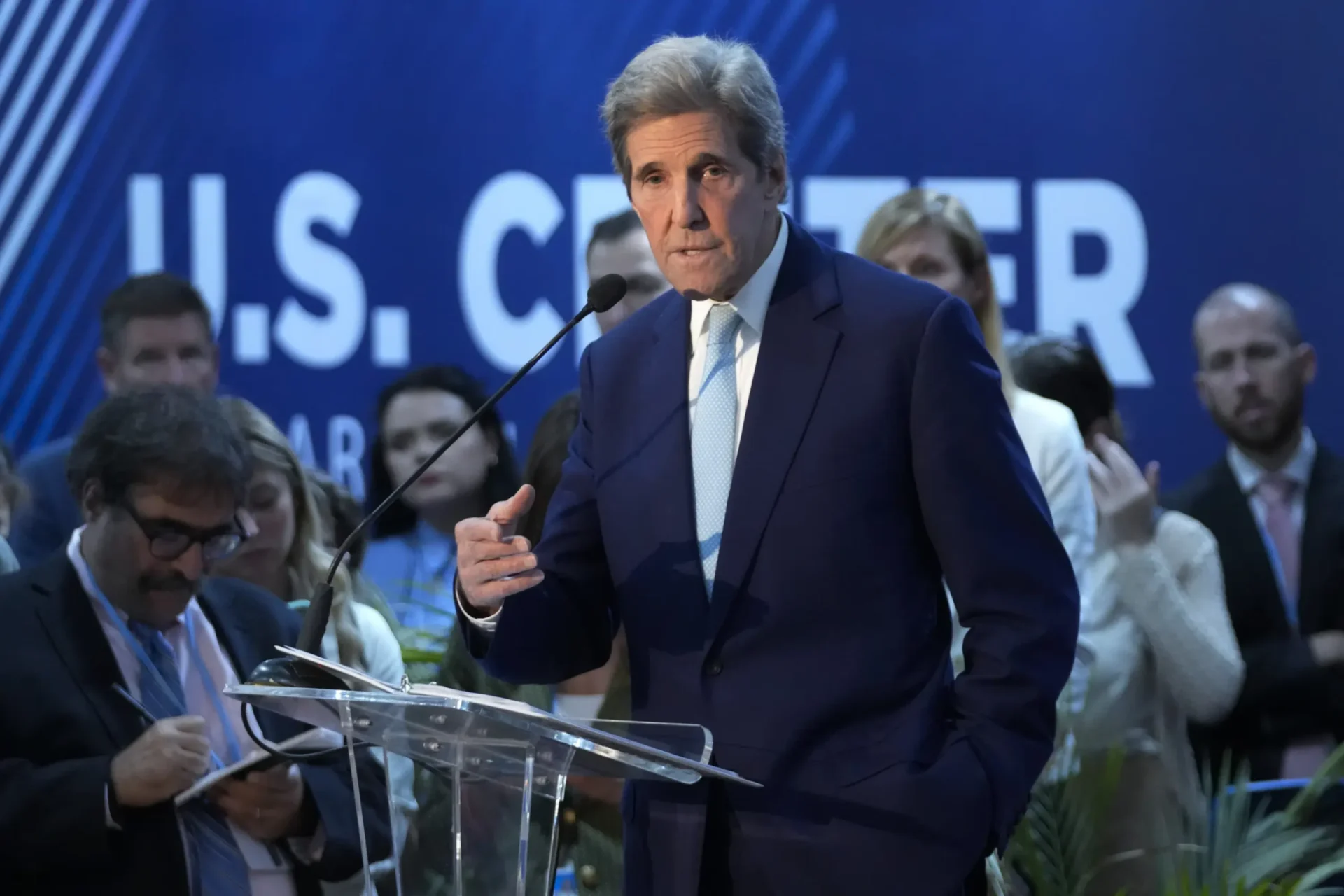 Kerry: las conversaciones sobre el clima deberían haber hecho más sobre los recortes de contaminación