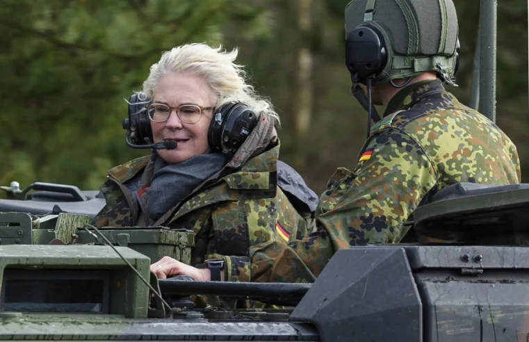 Ministro de Defensa de Alemania renuncia en medio de críticas de Ucrania