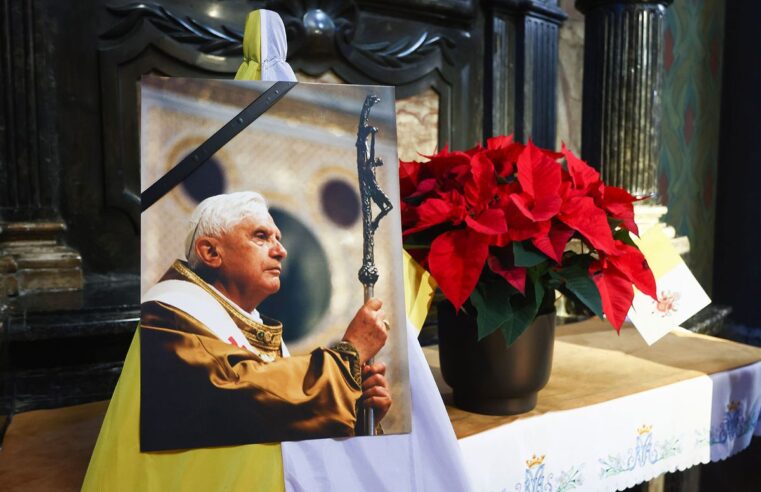 RIP Papa Benedicto XVI, pero no ignoremos todo el daño que le hizo a la iglesia y a su gente.