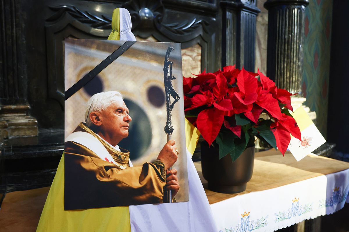RIP Papa Benedicto XVI, pero no ignoremos todo el daño que le hizo a la iglesia y a su gente.