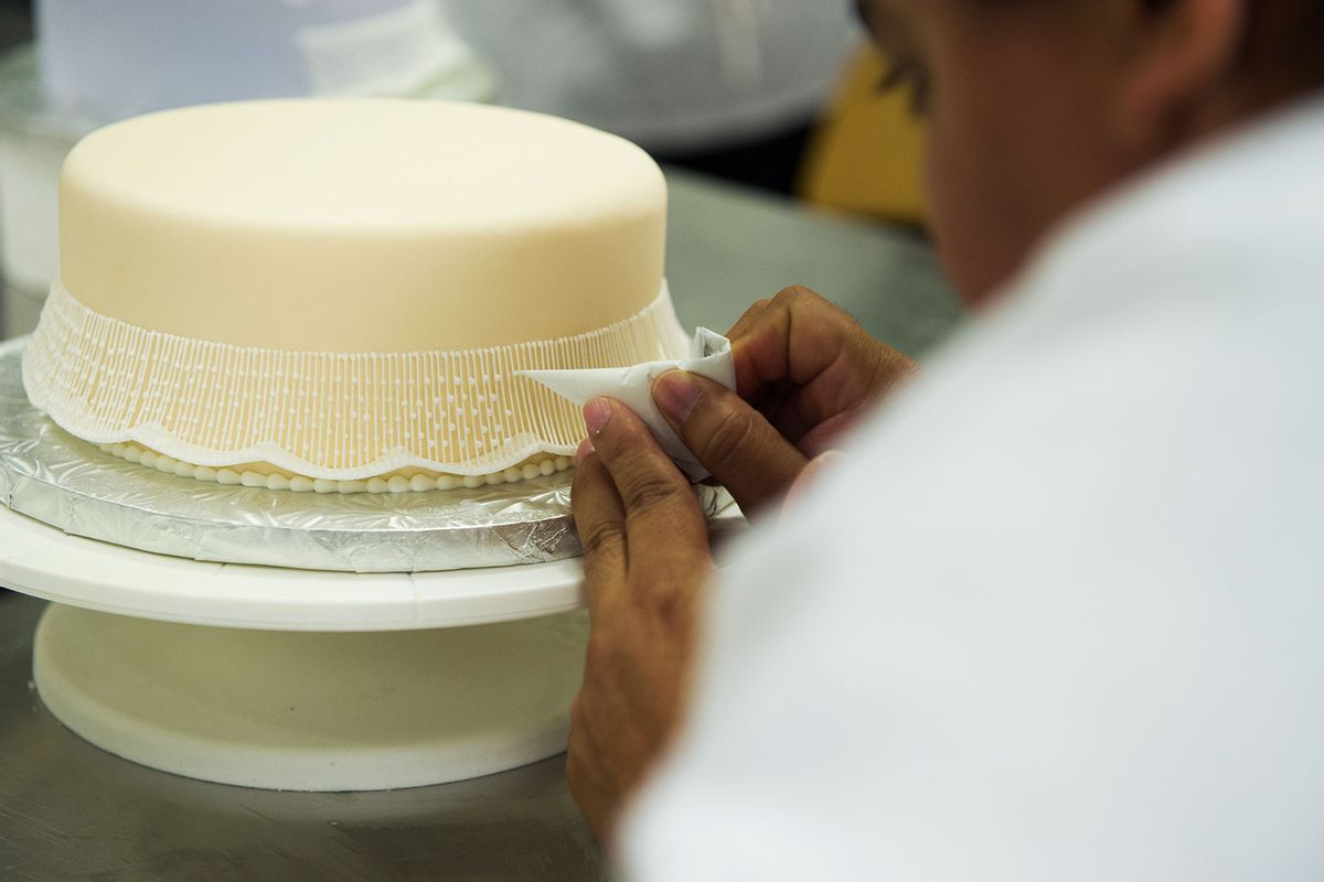 Cómo un maestro decorador de pasteles aprendió a trabajar con hilos de glaseado real