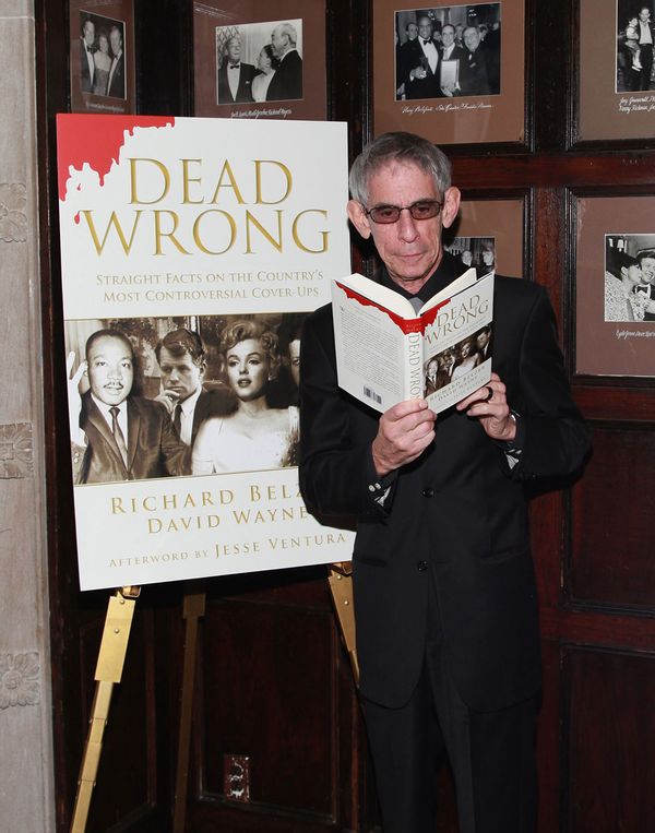 El actor, comediante y autor Richard Belzer posa con una copia del libro 'Dead Wrong: Straight Facts On The Country's Most Controversial Cover-Ups'