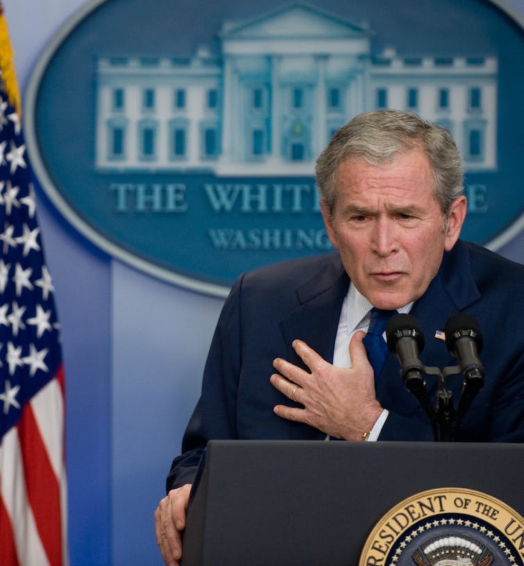 El presidente George W. Bush hablando con la prensa.