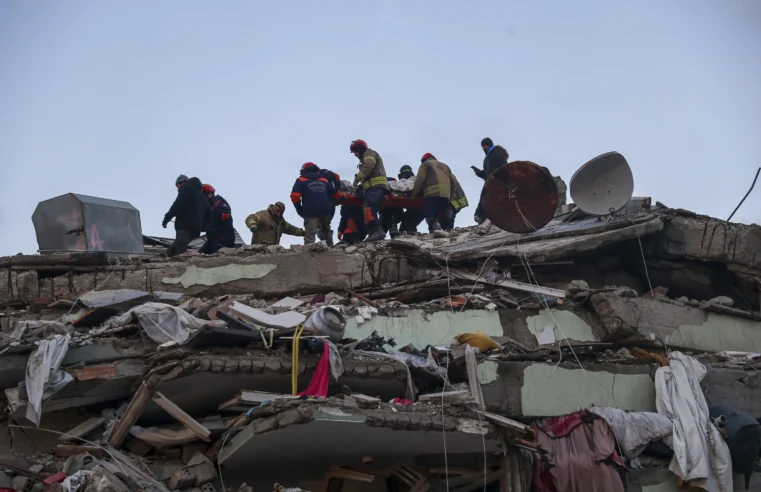 5 días después, todavía se encuentran sobrevivientes en Turquía y Siria golpeadas por el terremoto