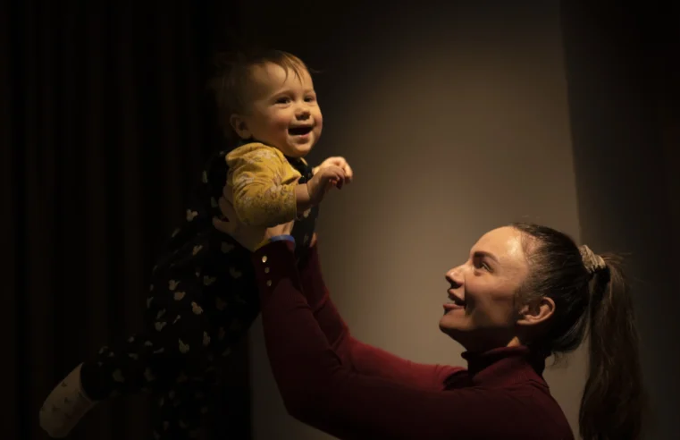 Alegría en medio del dolor: 1er cumpleaños silenciado para los padres ucranianos