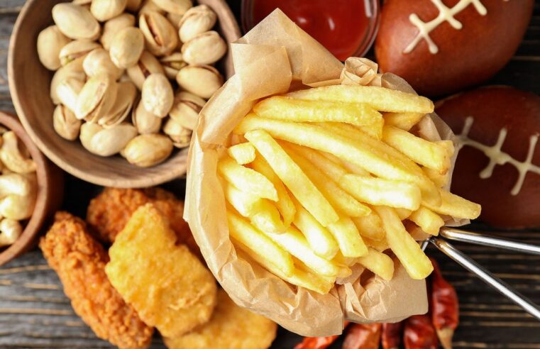 Así es como evitar la intoxicación alimentaria el domingo del Super Bowl, según un chef experto y el USDA
