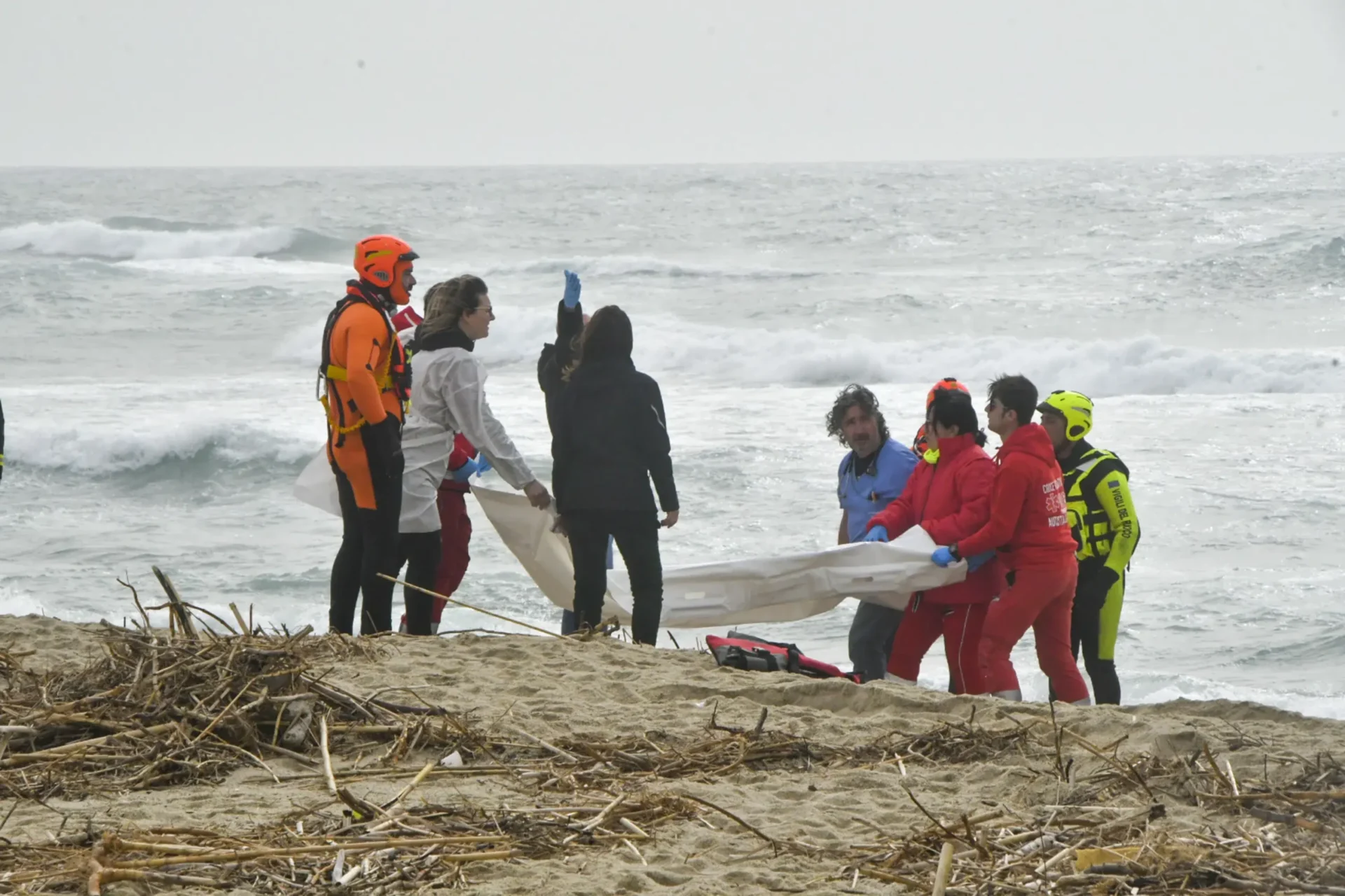 Barco de migrantes se rompe frente a la costa italiana, matando a casi 60