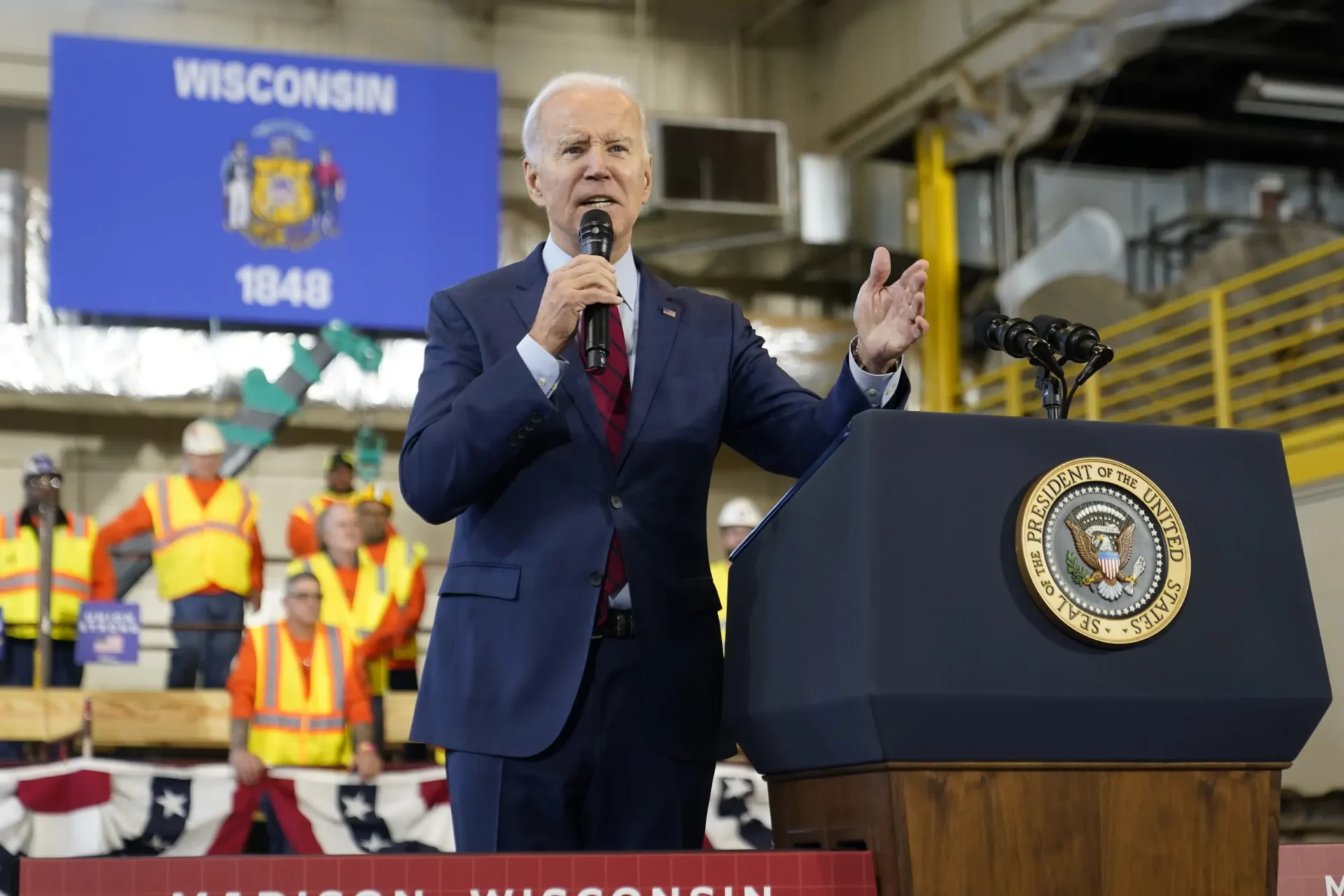 Biden advierte sobre los planes del Partido Republicano para Medicare y los recortes de la Seguridad Social