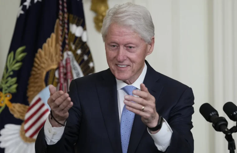 Bill Clinton vuelve a la Casa Blanca para impulsar la licencia familiar pagada