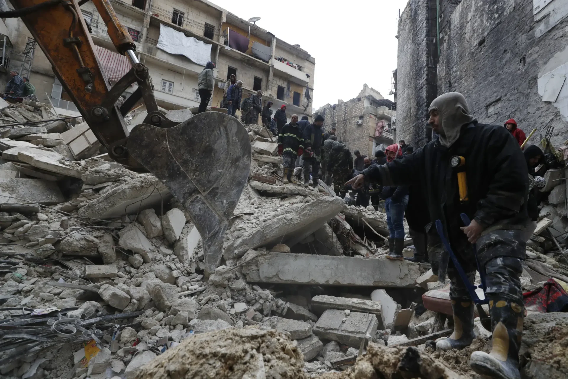 Búsqueda frenética en Turquía y Siria tras sismo deja 4.000 muertos