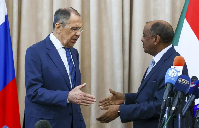 Canciller ruso y líderes militares de Sudán entablan lazos en Jartum