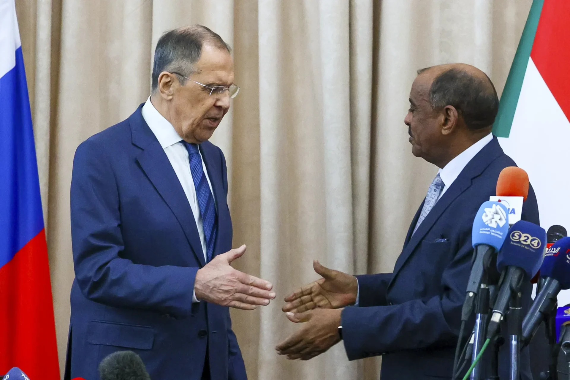 Canciller ruso y líderes militares de Sudán entablan lazos en Jartum