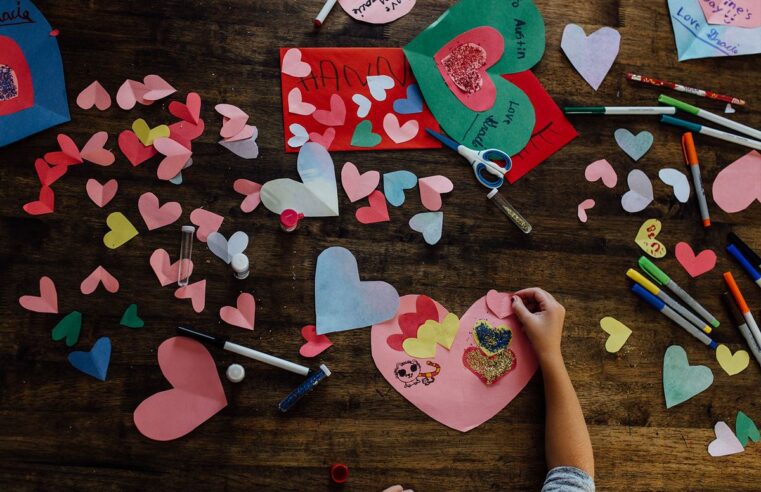 Cuando tu mamá es tu jefa de campaña: dentro del mundo competitivo y costoso de las tarjetas de San Valentín escolares
