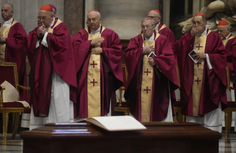 El Vaticano celebra el funeral del cardenal que criticó el gobierno de Francisco