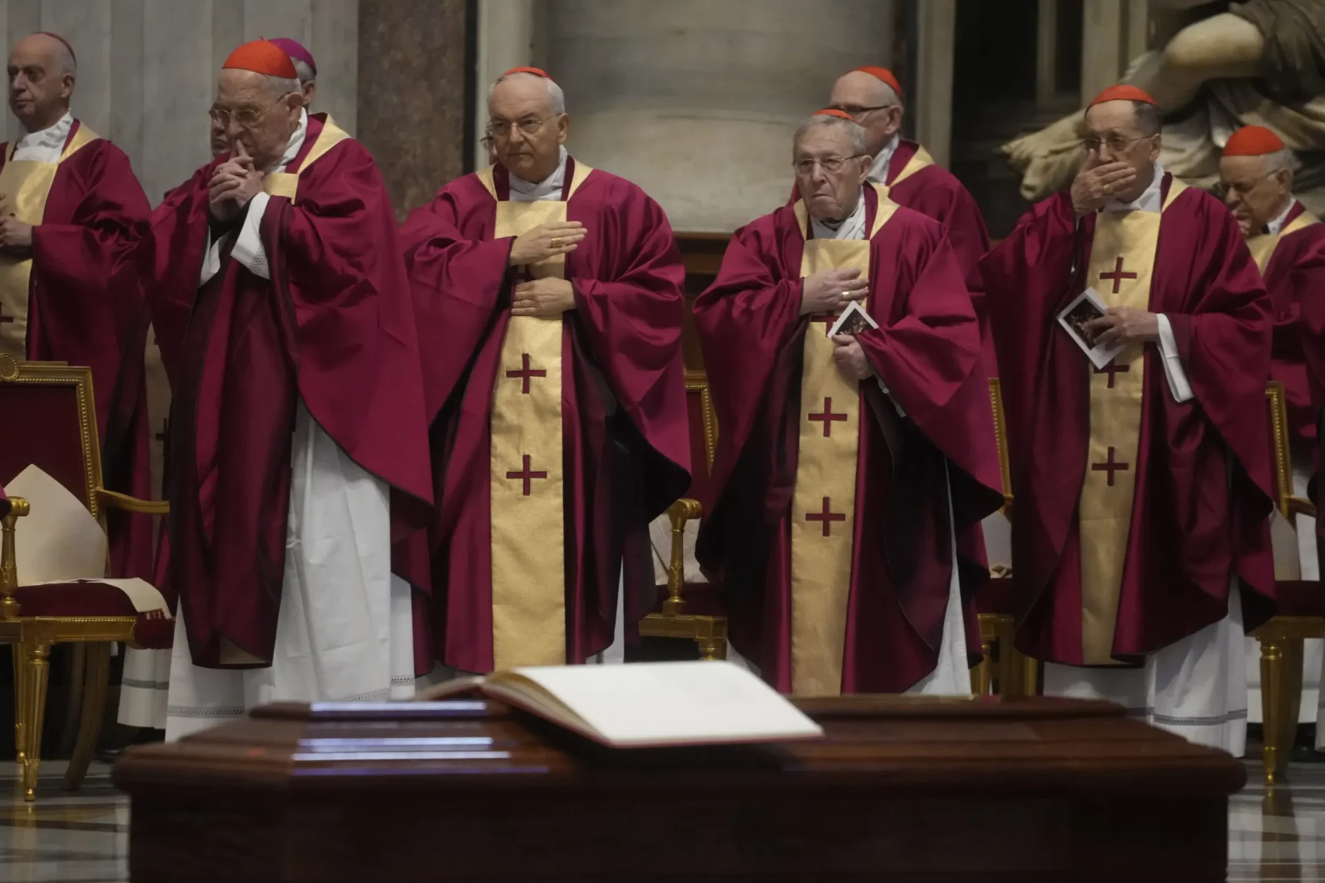 El Vaticano celebra el funeral del cardenal que criticó el gobierno de Francisco