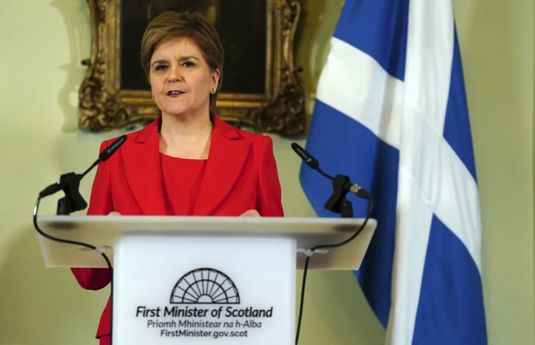 El líder escocés Sturgeon renuncia con el objetivo de independencia incumplido