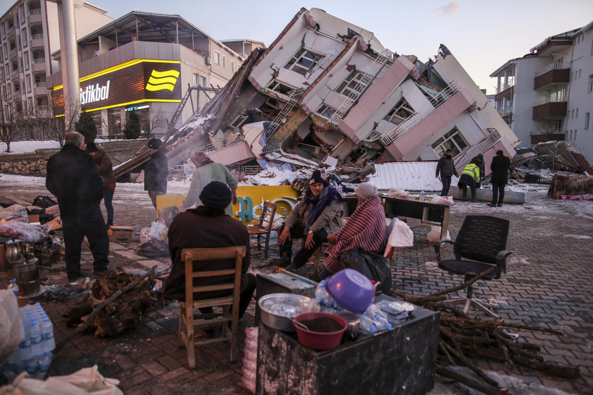 El número de muertos en el terremoto de Turquía y Siria supera los 15.000