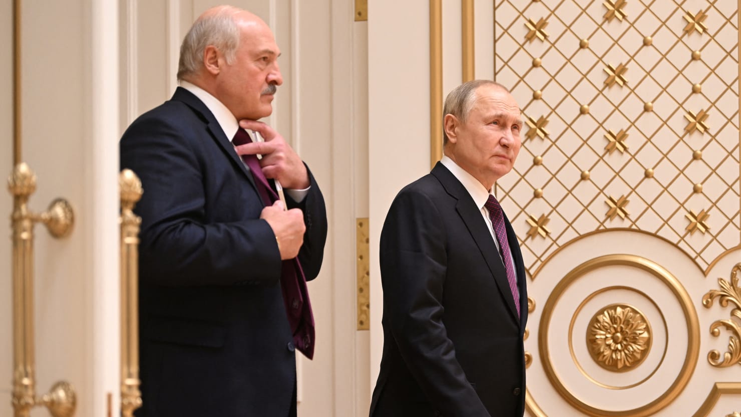 El principal aliado de Putin advierte que Zelensky podría ‘torcerse el cuello’ en el golpe