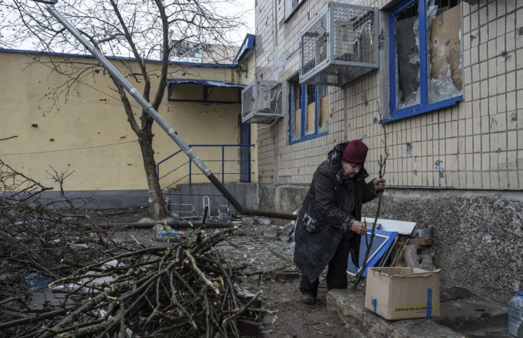 En el frente de Ucrania, los civiles se aferran mientras las tropas repelen a Rusia