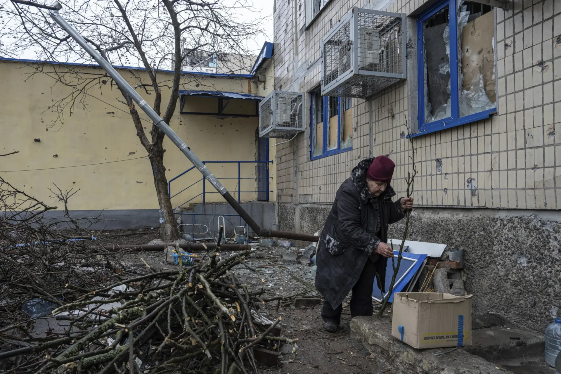 En el frente de Ucrania, los civiles se aferran mientras las tropas repelen a Rusia