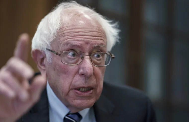 En su nuevo cargo, Sanders exige respuestas de Schultz de Starbucks
