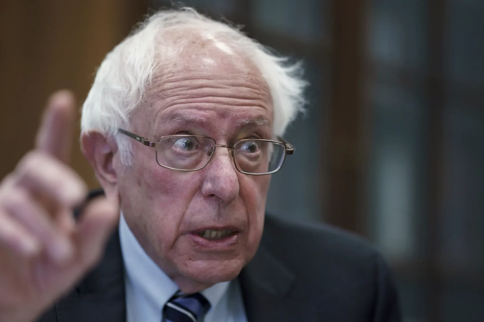 En su nuevo cargo, Sanders exige respuestas de Schultz de Starbucks
