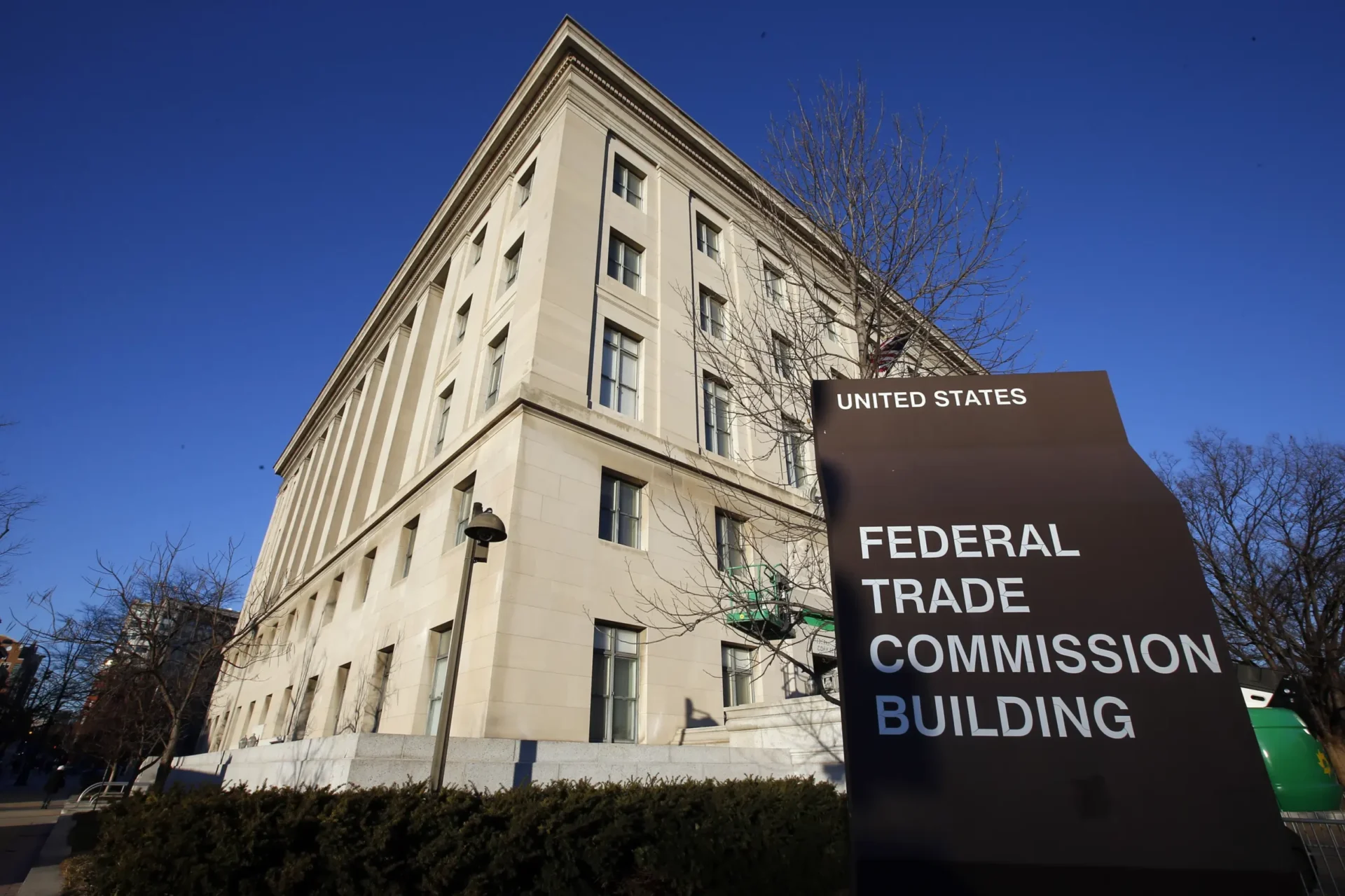 La FTC propone una regla que prohibiría las cláusulas de no competencia de los empleados