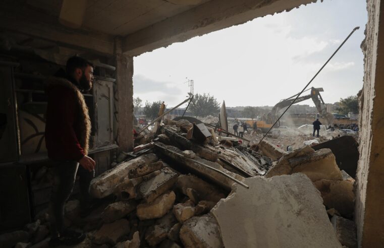 La ayuda para Siria afectada por el terremoto se ralentiza por las sanciones y las divisiones de la guerra