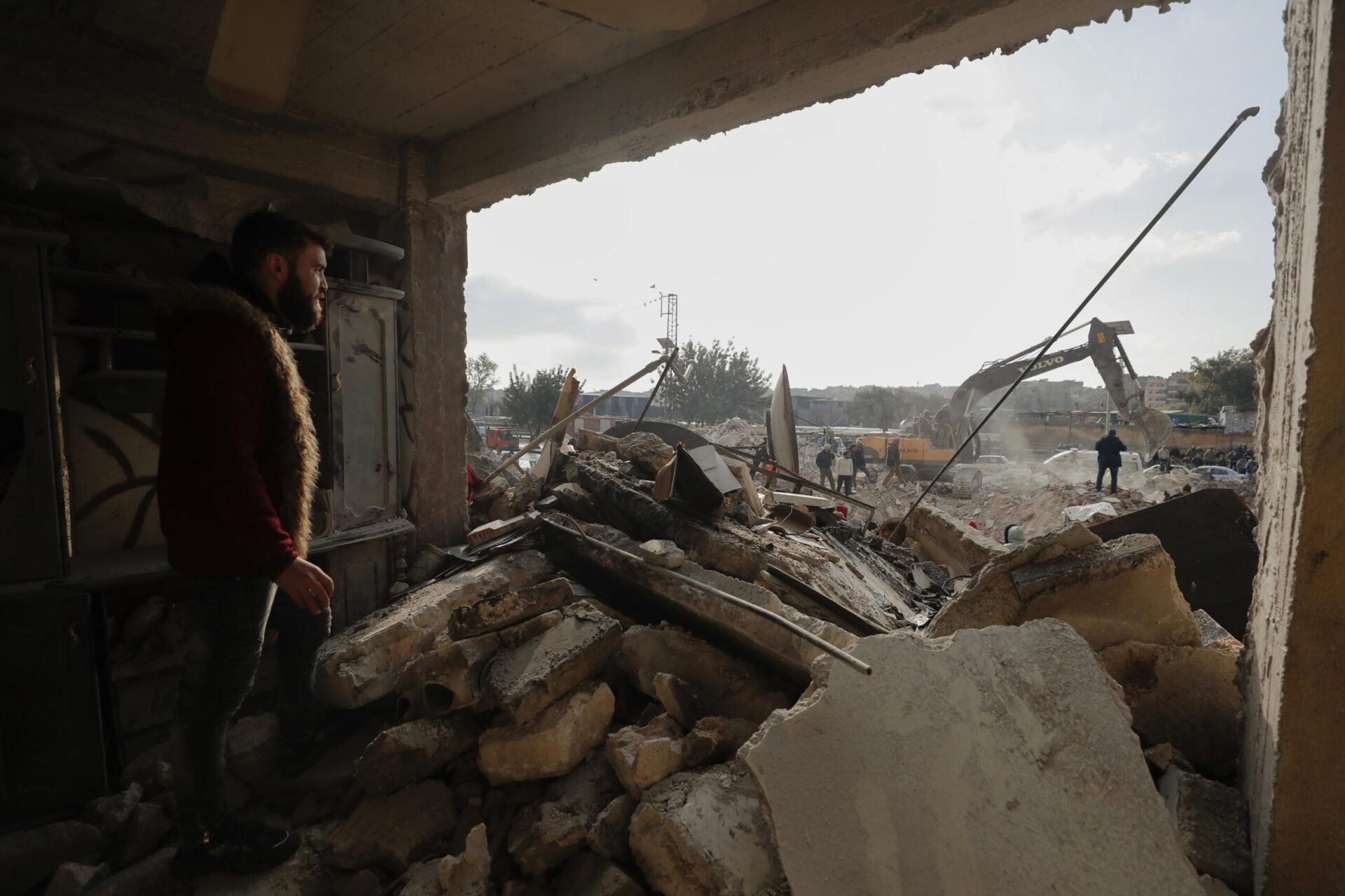 La ayuda para Siria afectada por el terremoto se ralentiza por las sanciones y las divisiones de la guerra