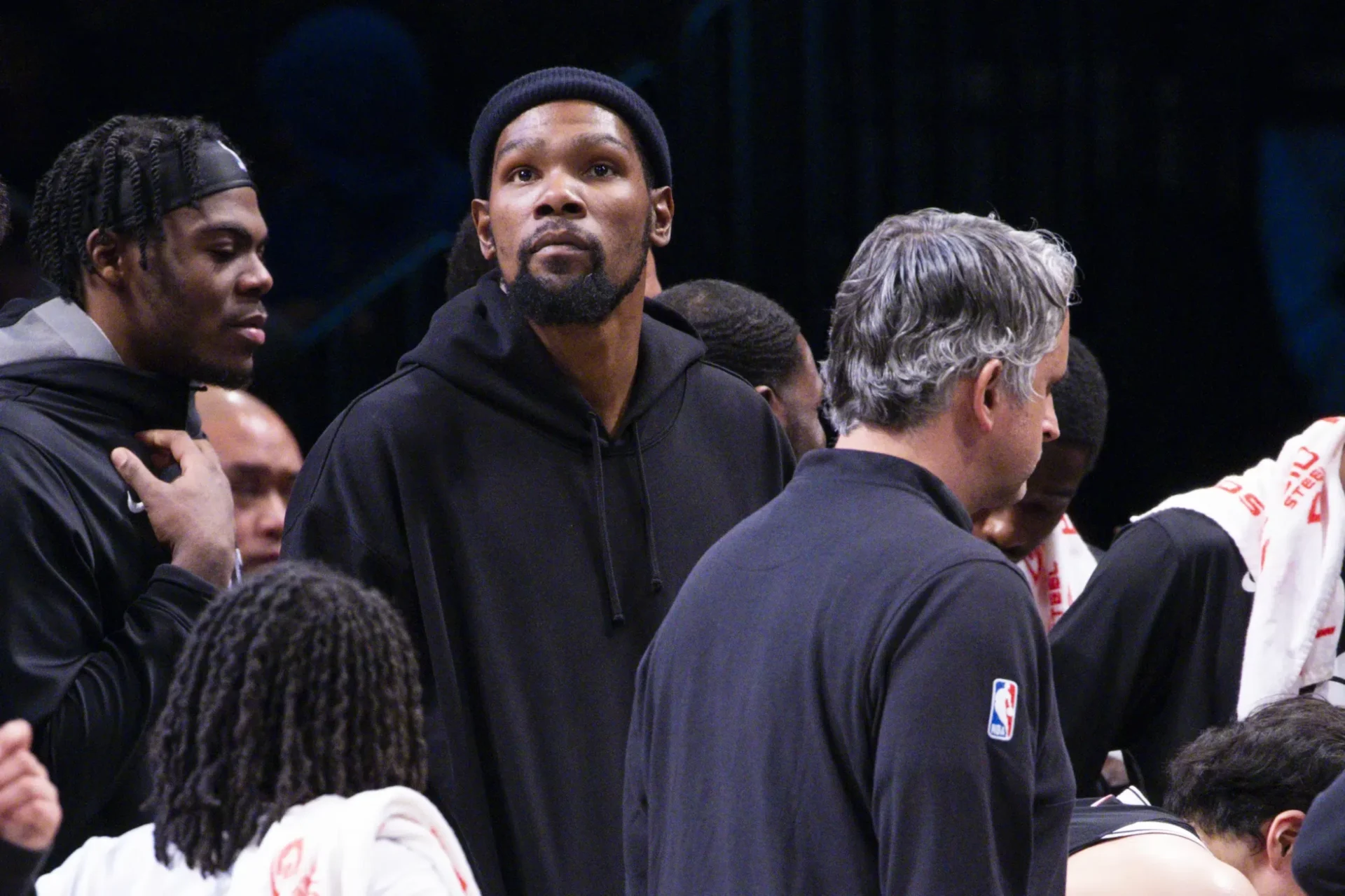 La fecha límite de intercambio de la NBA ve a Irving, Durant reforzar los equipos del Oeste