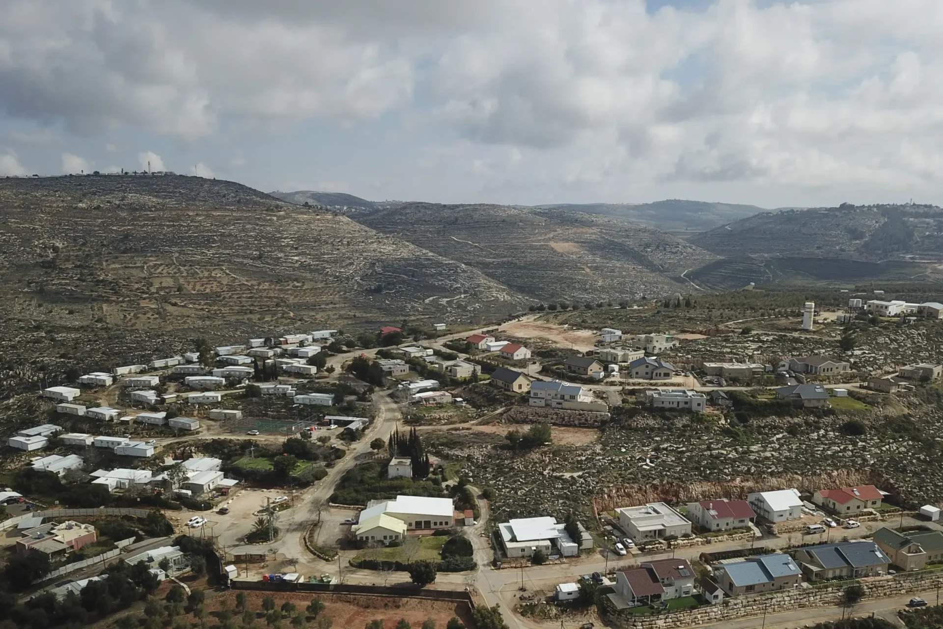 Las aprobaciones de puestos avanzados de Israel impulsan a los colonos y profundizan el conflicto