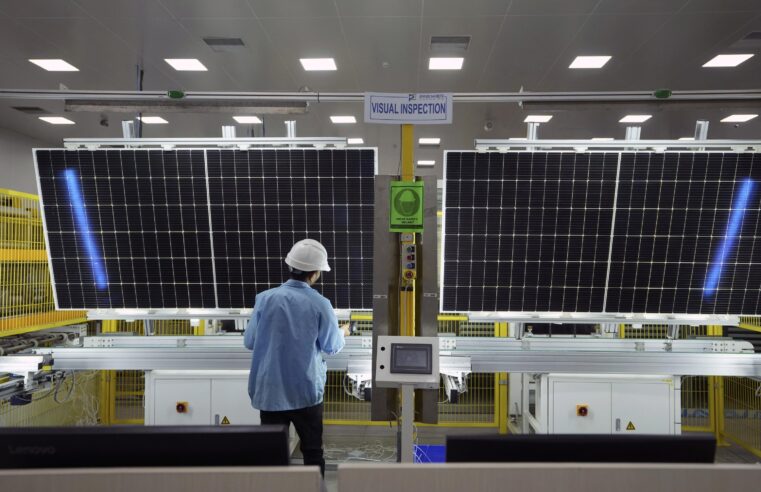 Los impuestos retrasan el despliegue de energía solar en India pero impulsan la fabricación