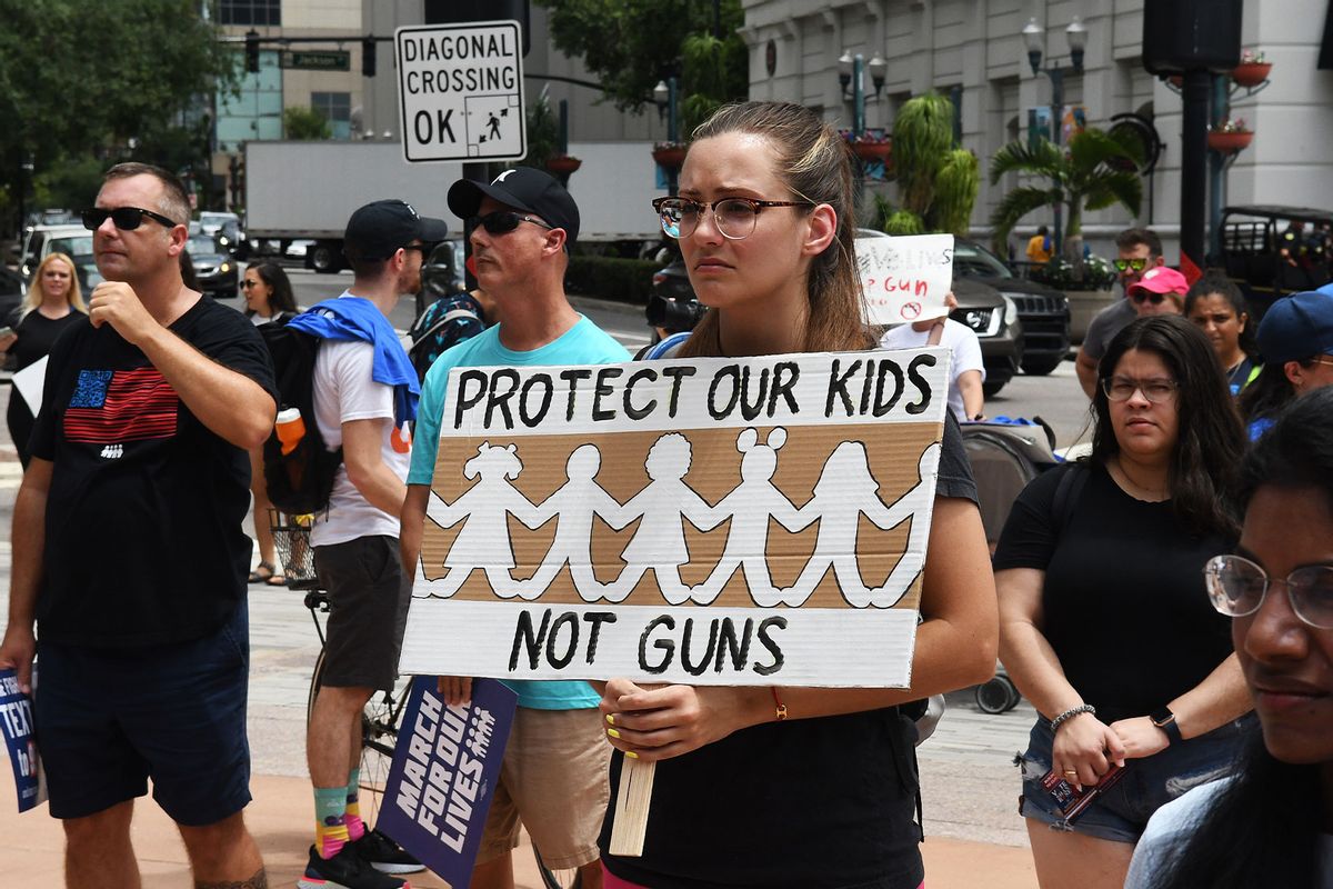 Los republicanos prefieren disparar a los niños antes que dejarlos leer libros