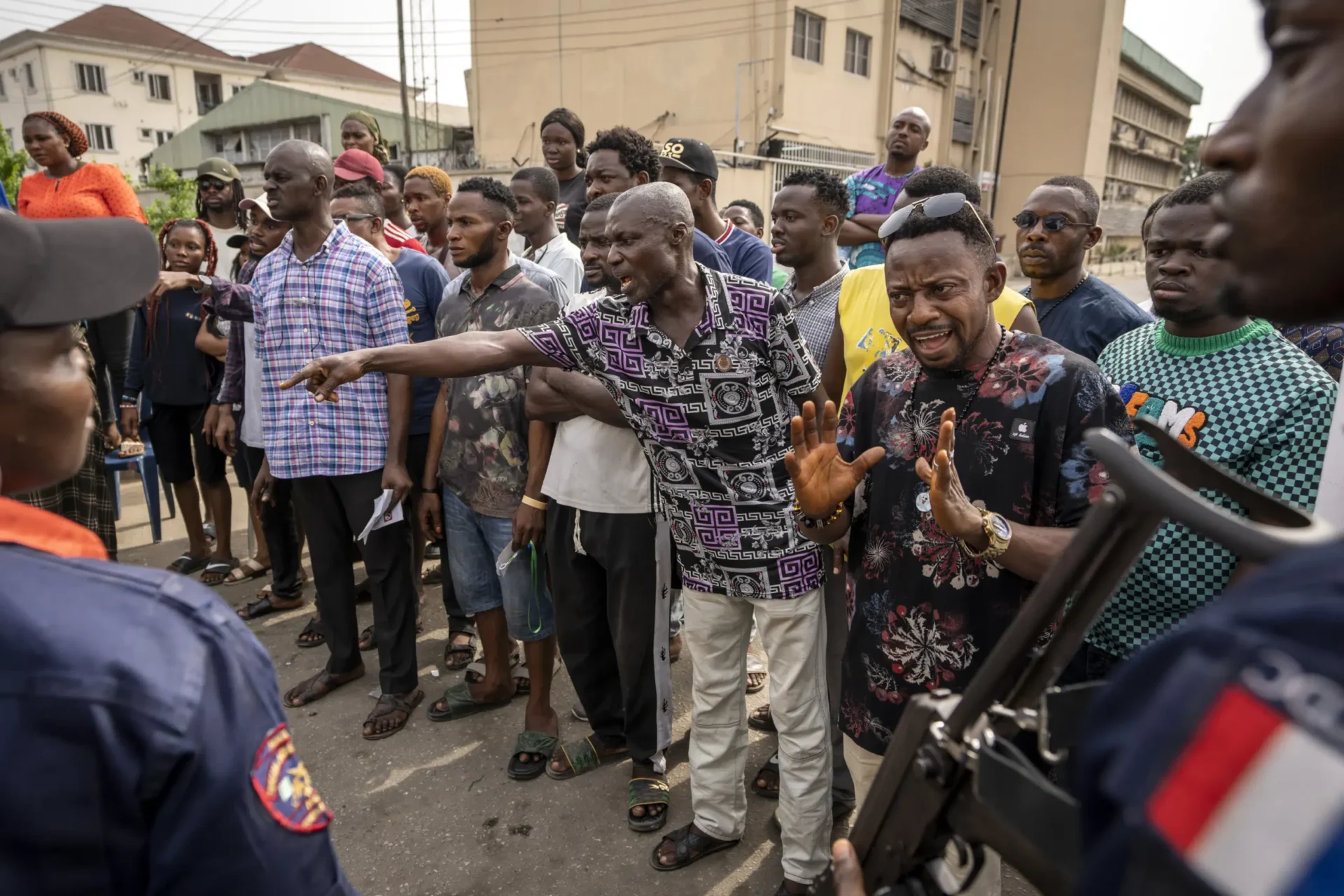 Los votantes nigerianos siguen haciendo fila después de los retrasos en las elecciones