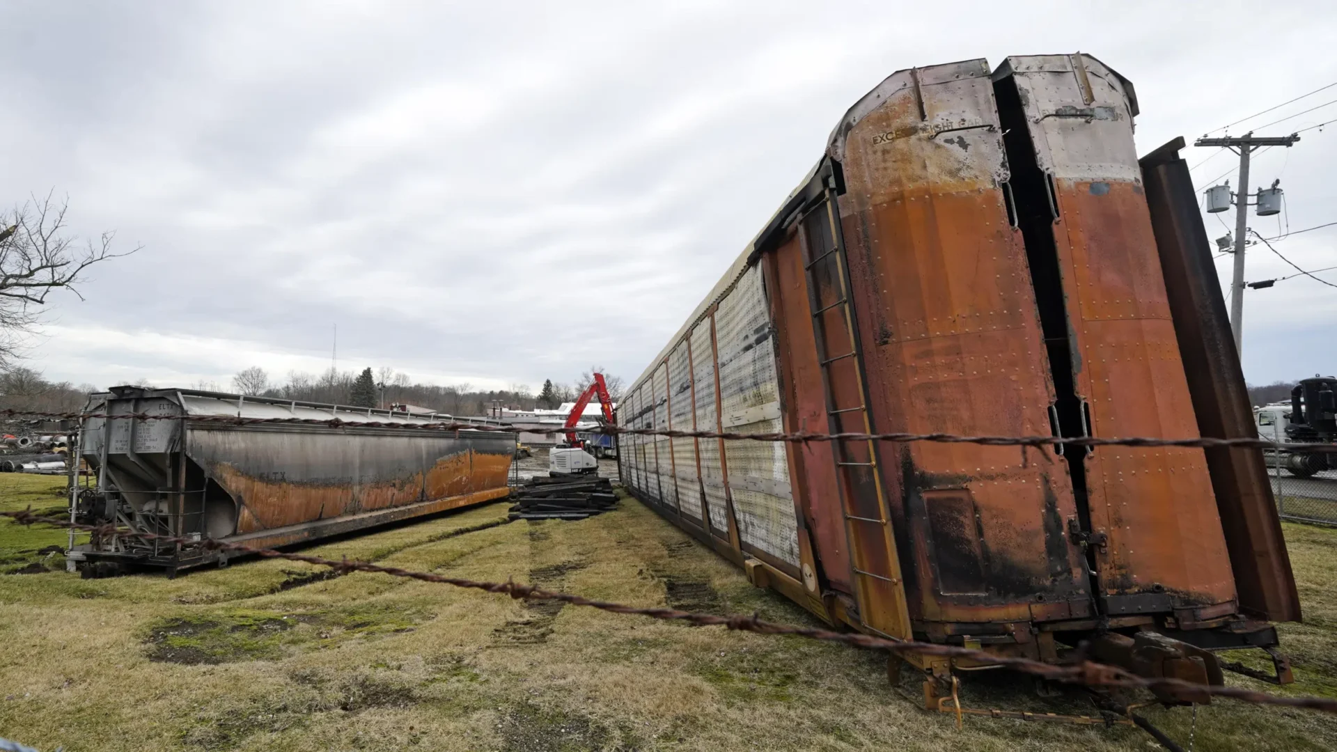 Residentes molestos de la ciudad de Ohio buscan respuestas sobre el descarrilamiento del tren