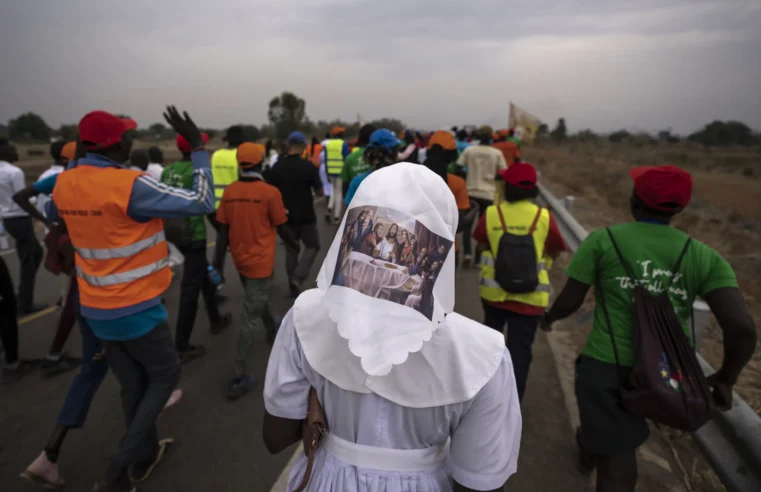 Papa aterriza en Sudán del Sur para instar a la paz mientras combates matan a 27