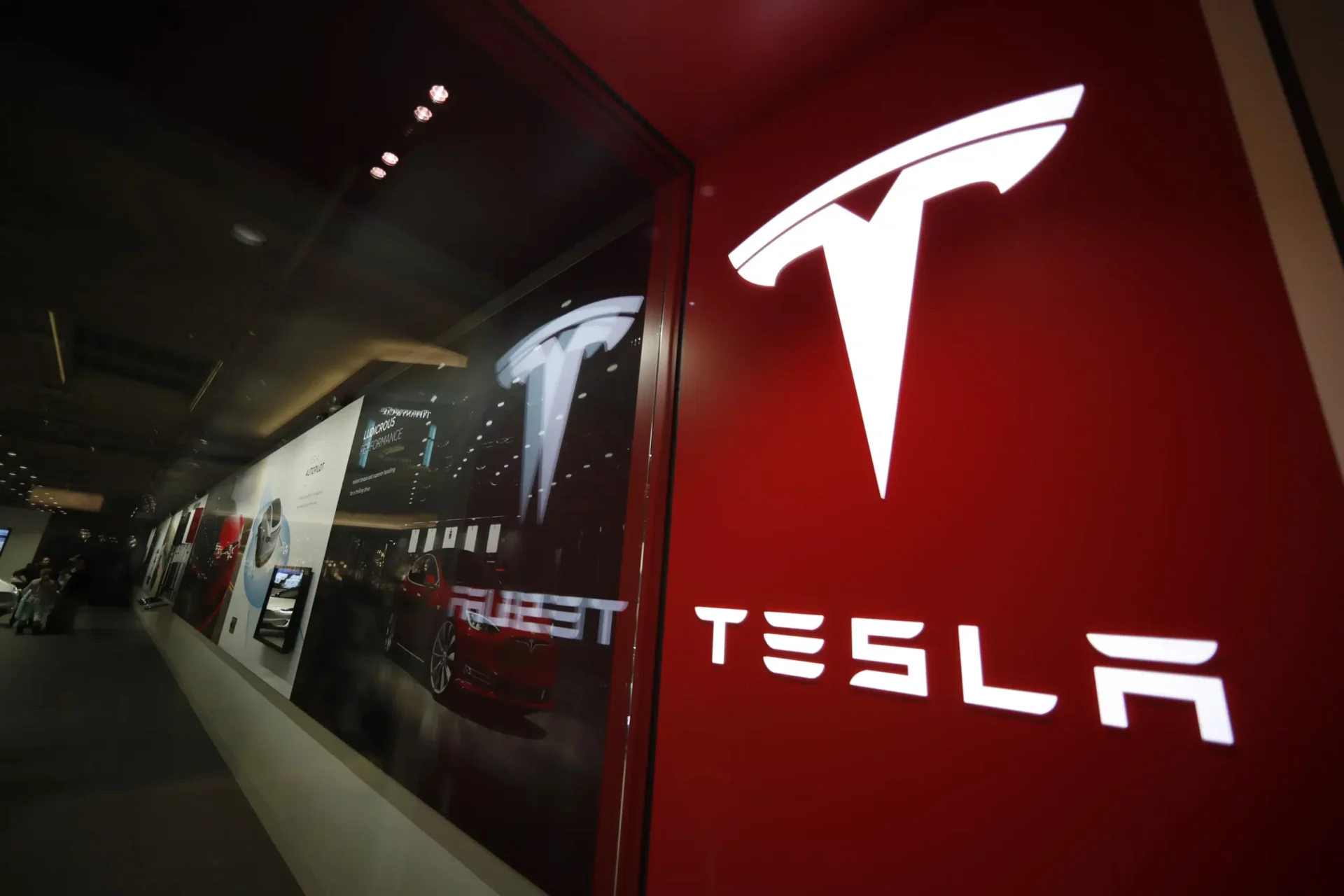 Tesla retira del mercado autos con sistema ‘Full Self-Driving’