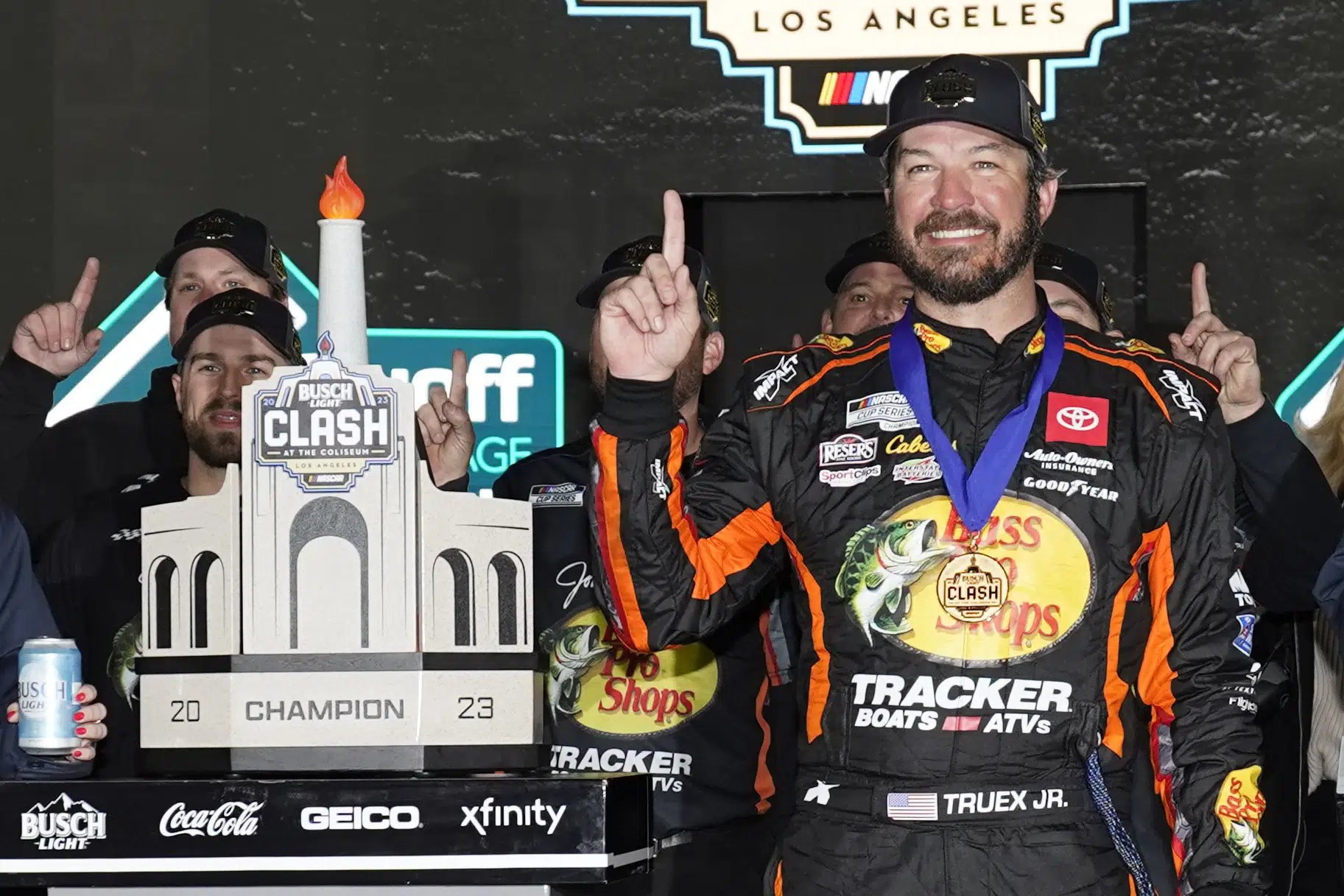 Truex gana el descuidado regreso de NASCAR al Coliseo de Los Ángeles