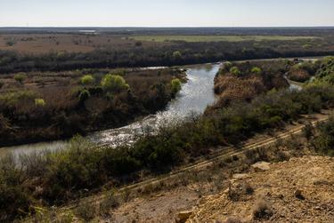 El Río Grande visto desde el rancho de 580 acres de Joseph Hein en los límites de los condados de Webb y Zapata el 15 de febrero de 2023.