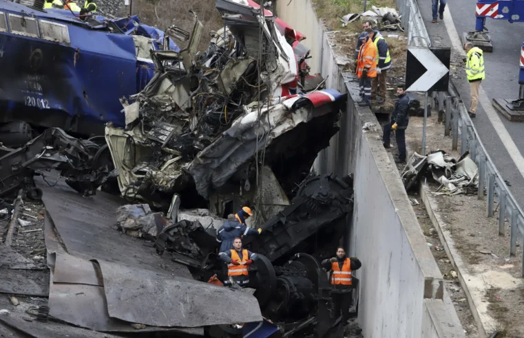 Accidente de tren en Grecia: búsqueda sombría avanza ‘centímetro a centímetro’