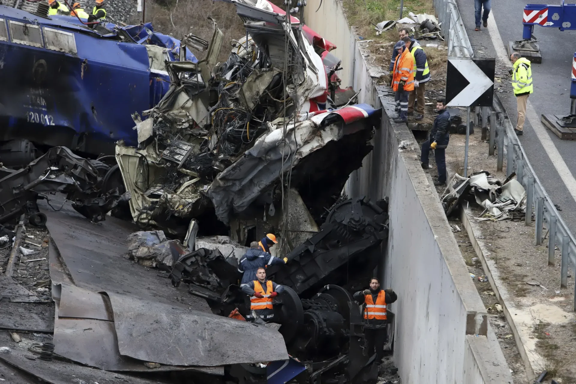 Accidente de tren en Grecia: búsqueda sombría avanza ‘centímetro a centímetro’